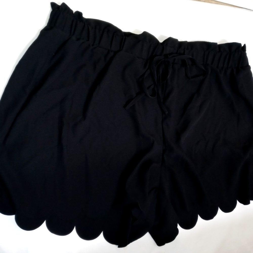 MAKEMECHIC Scallop-Hemmed Beach Loung Shorts